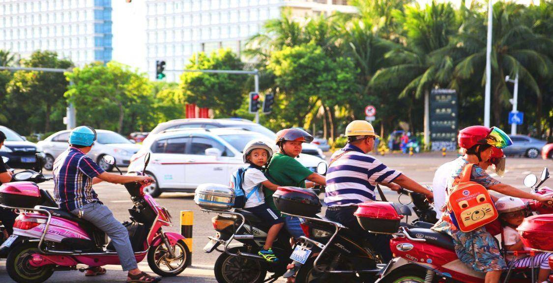 我國電動車最多的兩座城市，都位于南方，幾乎人手一輛電動車(圖1)