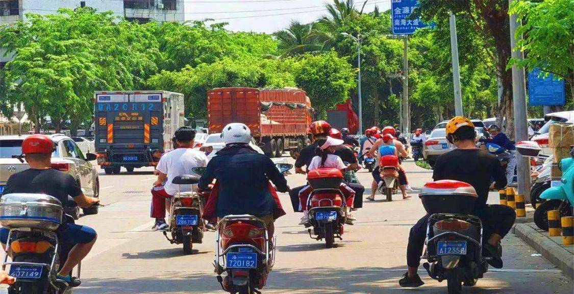 我國電動車最多的兩座城市，都位于南方，幾乎人手一輛電動車(圖2)