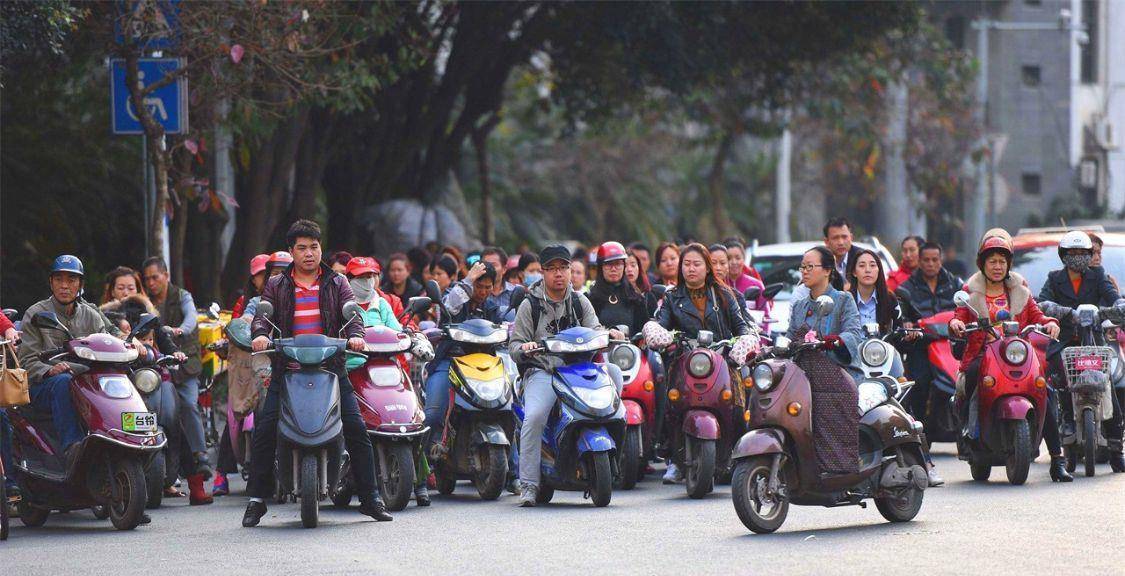 我國電動車最多的兩座城市，都位于南方，幾乎人手一輛電動車(圖4)