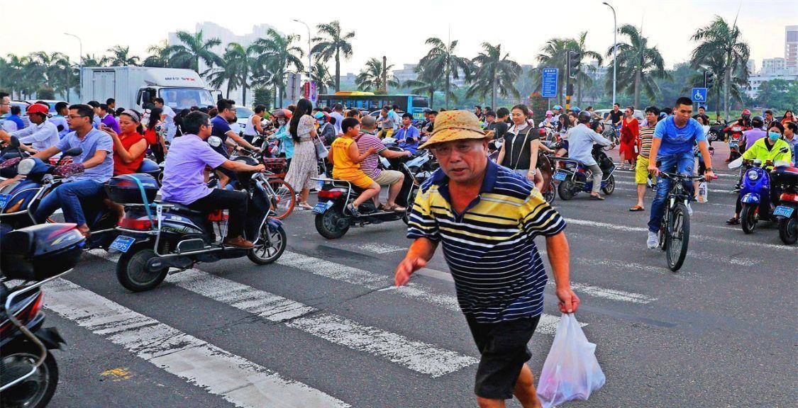 我國電動車最多的兩座城市，都位于南方，幾乎人手一輛電動車(圖6)